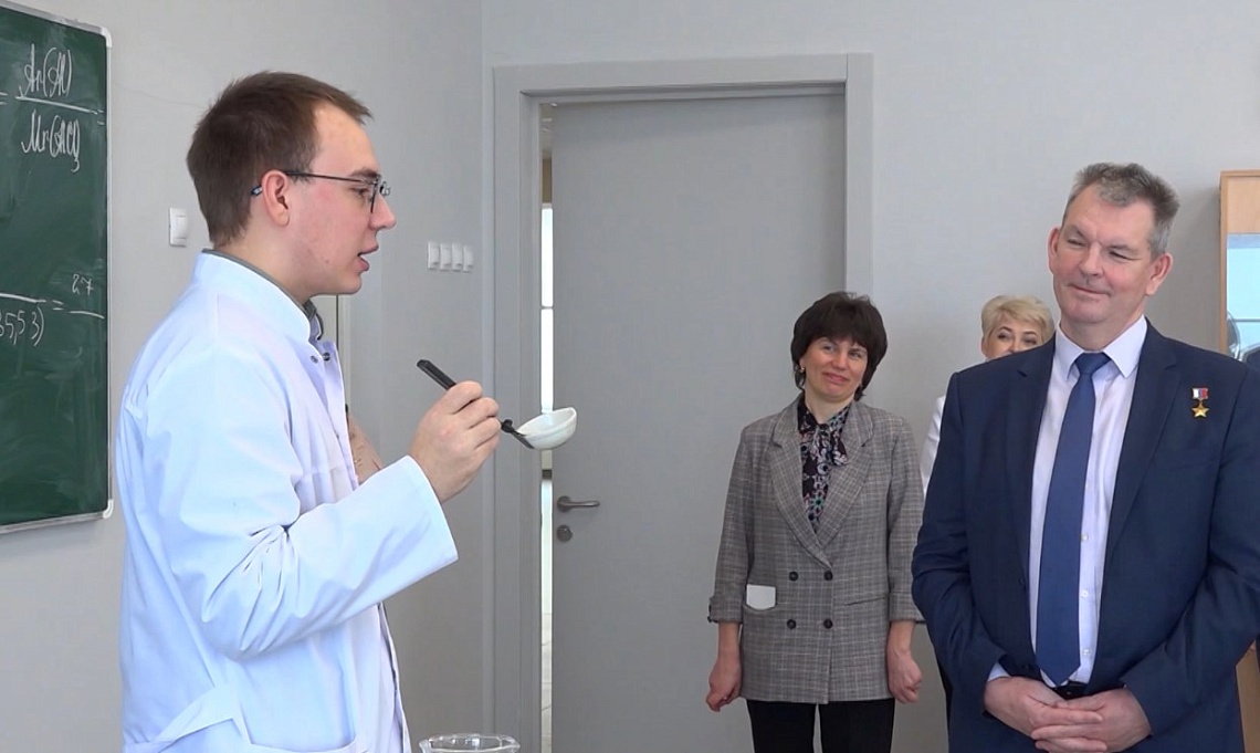 Депутат Госдумы Александр Самокутяев посетил новую школу в Бессоновке